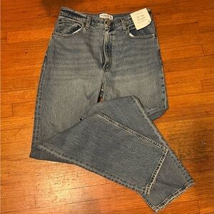 Abercrombie & Fitch
The 90s Straight Ultra High Rise